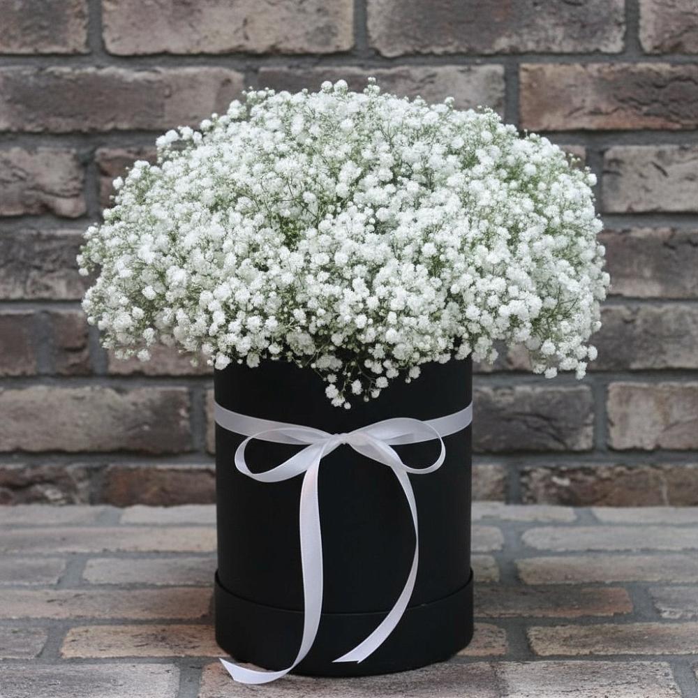 Цветочная композиция из Гипсофила в шляпной коробке в Таширово