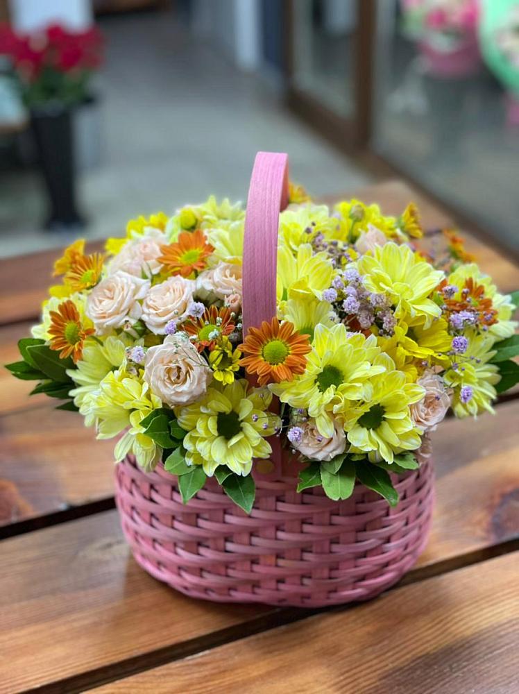 Цветочная композиция из Хризантемы и Розы в корзине в Таширово