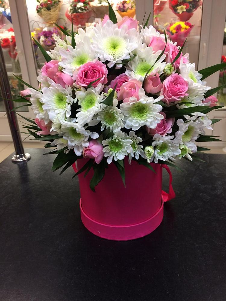 Цветочная композиция из Розы и Хризантемы в шляпной коробке в Таширово