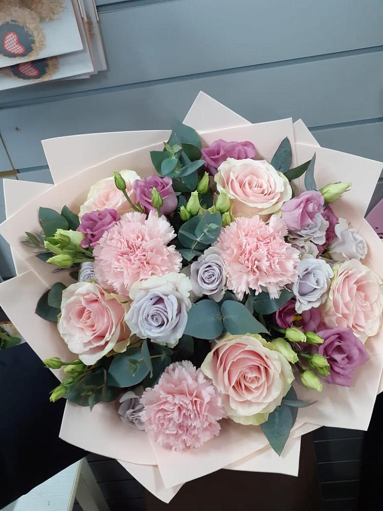 Букет цветов из: Розы, Гвоздики и Лизиантусы в Таширово